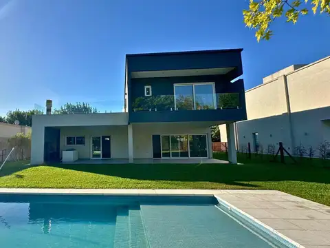 Casa en Venta con 3 cocheras