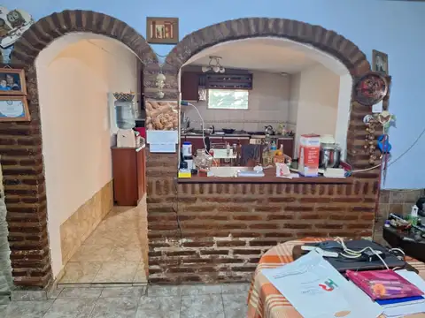 VENTA CASA AL FRENTE CON GRAN JARDIN EN VILLA GOBERNADOR GALVEZ