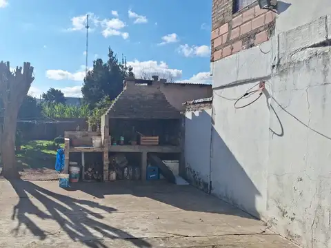 VENTA CASA AL FRENTE CON GRAN JARDIN EN VILLA GOBERNADOR GALVEZ