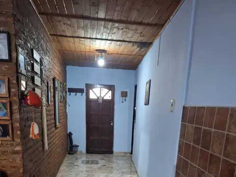 VENTA CASA AL FRENTE CON GRAN JARDIN EN VILLA GOBERNADOR GALVEZ