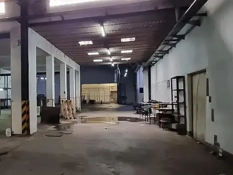 Depósito sobre importante Avenida de CABA con oficinas