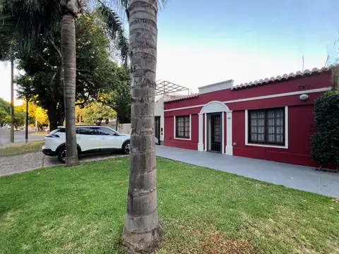 VENTA – Casa de 3 dormitorios, Jardin con Jacuzzi y Parrillero.