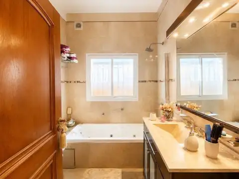 Casa 5 ambientes con 3 baños
