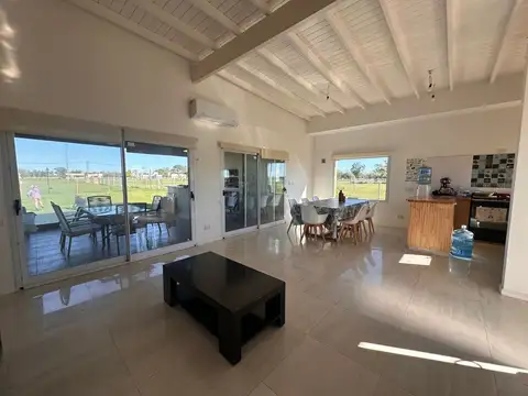 Casa 4 ambientes con 2 baños