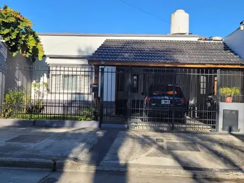 Chalet de 4 ambientes con cochera para 1 auto chico