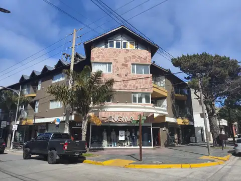 3 Ambientes a 100 mts del Mar con gas natural, pleno centro.