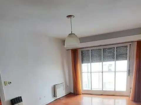 AMPLIO Y LUMINOSO SEMIPISO de 3 AMB al FTE con BALCON y LAVADERO