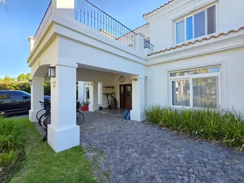 Casa 6 ambientes con 4 baños