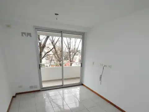 Departamento 1 dormitorio. cochera. echesortu. balcon al frente