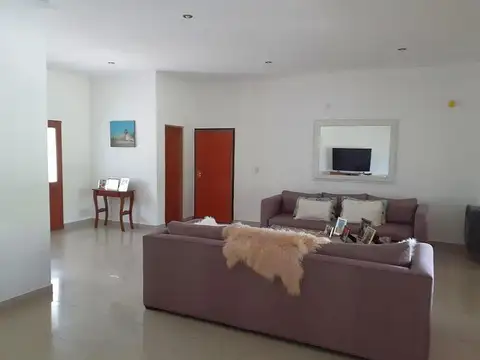 Casa 6 ambientes con 3 baños