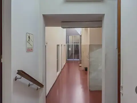 Local    Oficinas  700 m2 con 3 vidrieras y 3 cocheras en La Plata