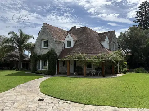 Casa 8 ambientes con 7 baños