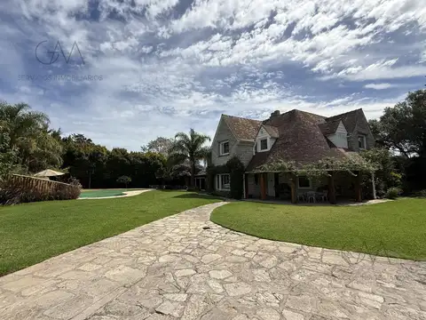 Casa en Venta con 3 cocheras