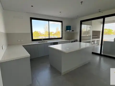 Casa 4 ambientes con 3 baños