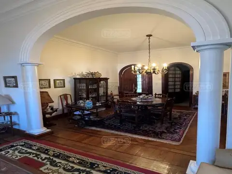 Casa 9 ambientes con 3 baños