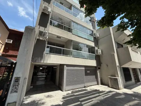 2 amb. Frente  c/ balcón y parrilla. Opción cochera