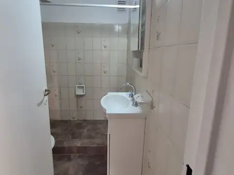 ¡Departamento en alquile 3 AMB. en excelente estado ubicado  en el corazón de Caseros!