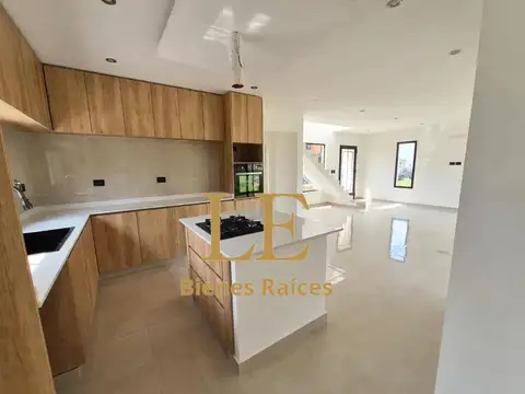 Casa 4 ambientes con 3 baños