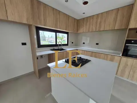 Casa en Venta con 3 cocheras