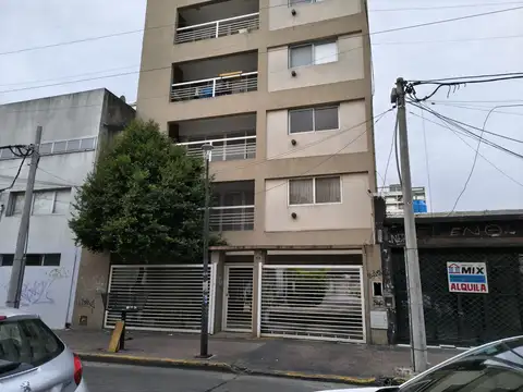 Depto. de 3 ambientes con cochera en alquiler | Berazategui Centro