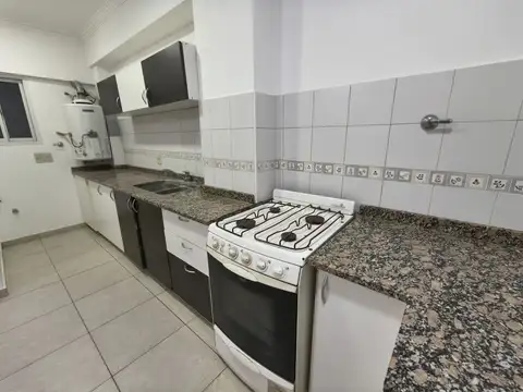 Depto. de 3 ambientes con cochera en alquiler | Berazategui Centro