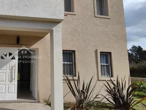 CASA 3 DORMITORIOS Y PILETA CALLE GUIRALDES 100