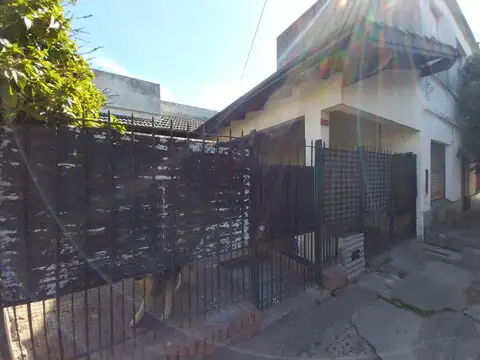 2 ambientes al frente con patio y cochera. apto comercial y profesional