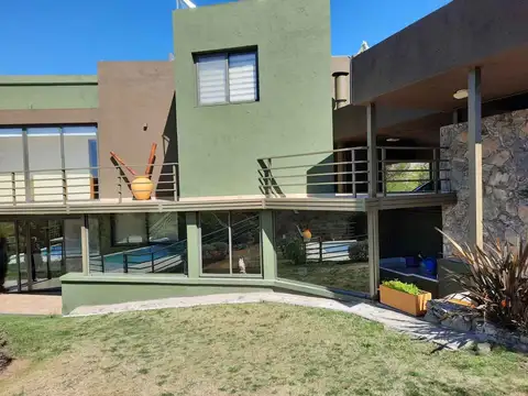 Casa 5 ambientes con 4 baños