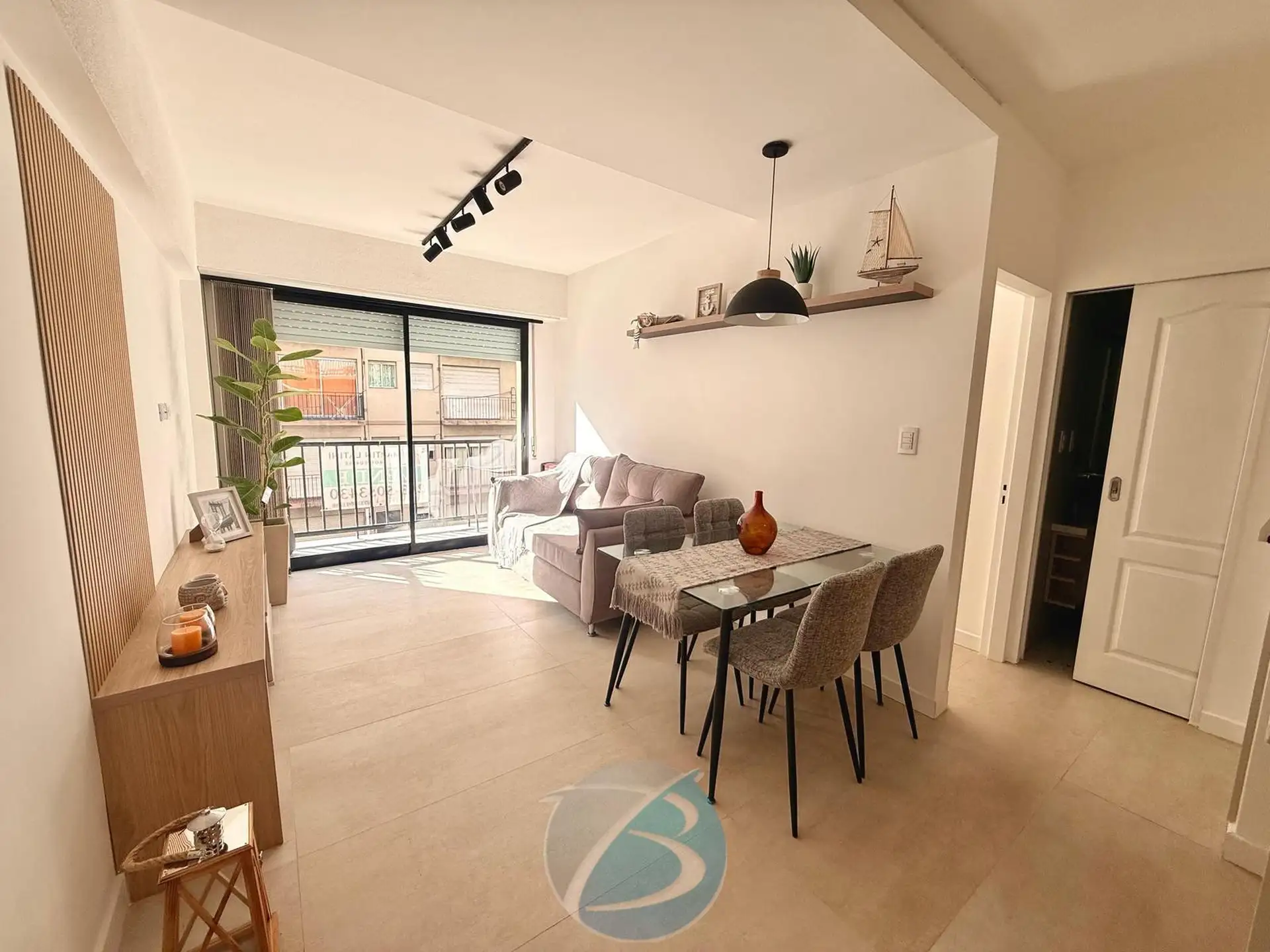 2 ambientes con balcón saliente