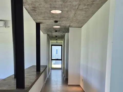 Casa en Alquiler con 2 cocheras