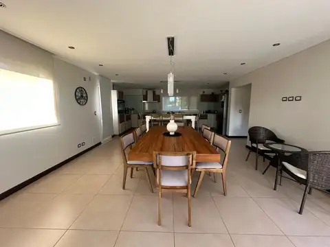 Casa en Venta con 3 cocheras