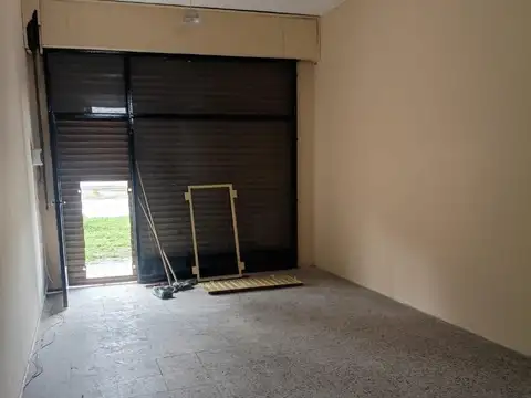 Local en ALQUILER. Ubicado en la avenida principal