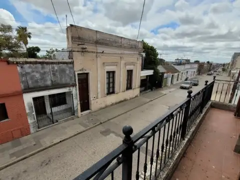 Casa céntrica de 2 plantas! 3 dormitorios con balcón, amplio terreno! Vélez Sarsfield 463 e/ Al...