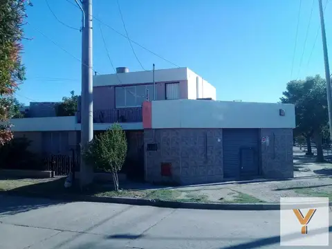 Casa en venta - 3 Dormitorios 2 Baños - Departamento - Local - 222Mts2 - Córdoba