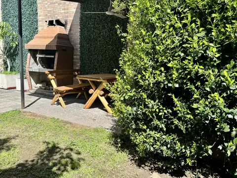 VENTA CASA EN PH AL FRENTE 4 DORMITORIOS - GARAGE Y PARQUE - LANUSITA