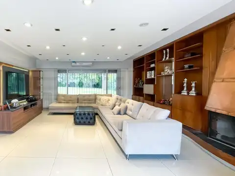 Casa 8 ambientes con 5 baños