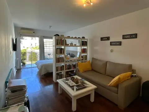 Depto monoambiente en alquiler en La Calabria en edificio con pileta