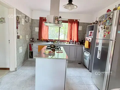 Casa en venta a Reciclar de 5 ambientes mas dependencia de servicio en El Club de Campo El Lauquen,