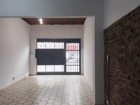 LOCAL EN ALQUILER CON PATIO. SECTOR DE DEPÓSITO. TERRAZA CON CUARTO PARA DEPÓSITO