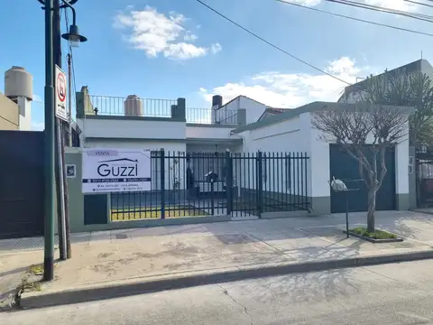 CASA AMERICANA EN VENTA 3 AMBIENTES GARAGE JARDIN POSIBLE AMPLIACION. VILLA ADELINA.