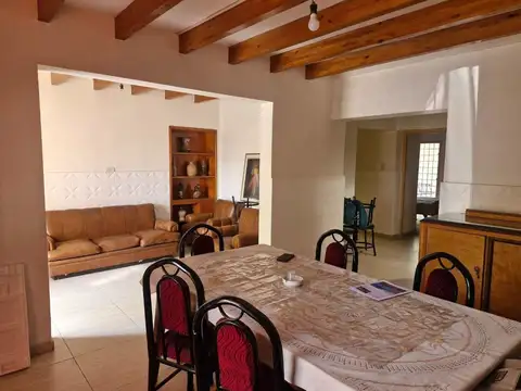 Casa 6 ambientes con 2 baños