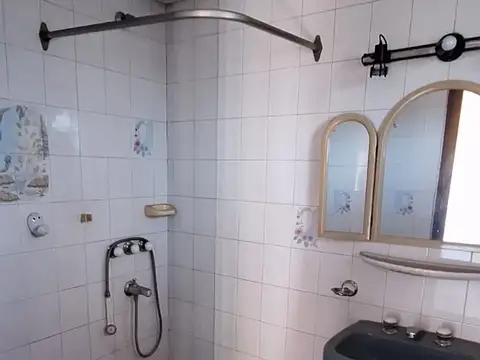 CIUDADELA.BRANDSEN AL 4200 VENTA EN BLOCK REFACCIONAR 8 AMBIENTES COCHERA LOCAL Y FONDO