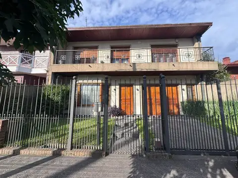 CHALET DE DOS PLANTAS EN VENTA -QUILMES OESTE