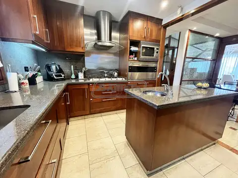 Casa 8 ambientes con 6 baños