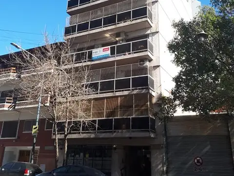 3 ambientes , semipiso , al contrafente , luminoso , impecable estado , con lavadero independiente