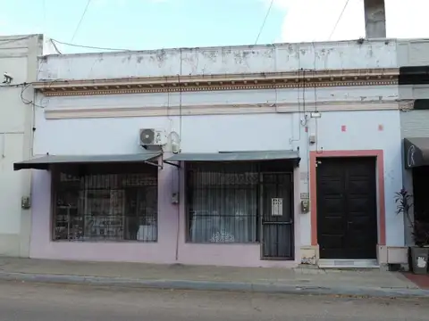 Casa grande en pleno centro con local comercial 