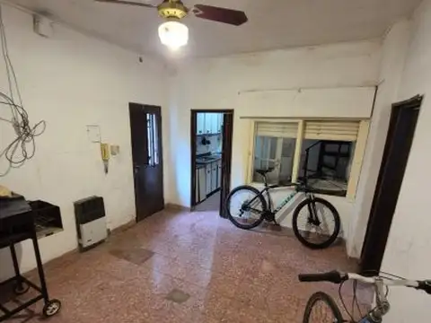 Olegario Andrade al 100 bis (Casa de pasillo 4 dormitorios C/Patio y Terraza)