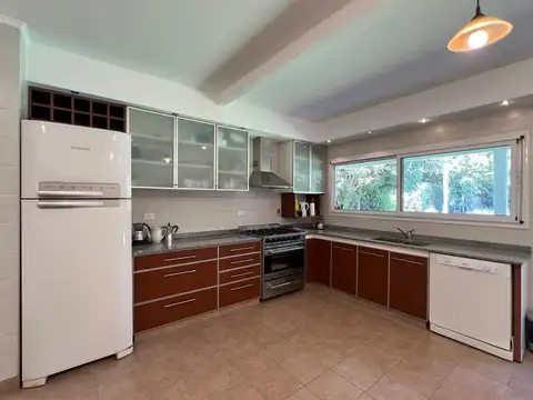 Casa 5 ambientes con 3 baños