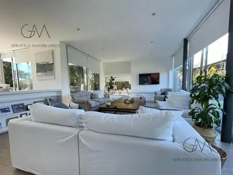 Casa 6 ambientes con 4 baños