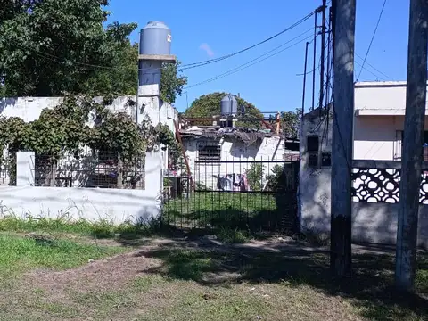 CASA EN ESQUINA SOBRE VERGARA EN BERAZATEGUI U$S 78.000.-